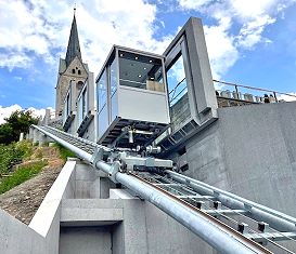 Domat/Ems Friedhof Schräglift - öffentlicher Schrägaufzug beim Friedhof von Domat Ems - Standseilbahn Foto Archiv standseilbahnen.ch