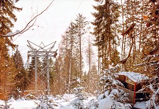 Seilbahn Frutigen Leimbach Bärenegg - März 1984 - das Schiffli liegt auf dem Boden, nachdem es im Winter 1984 entgleist und abgestürzt ist - das einzige bekannte Foto mit dem Fahrzeug dieser Seilbahn - Foto Archiv standseilbahnen.ch